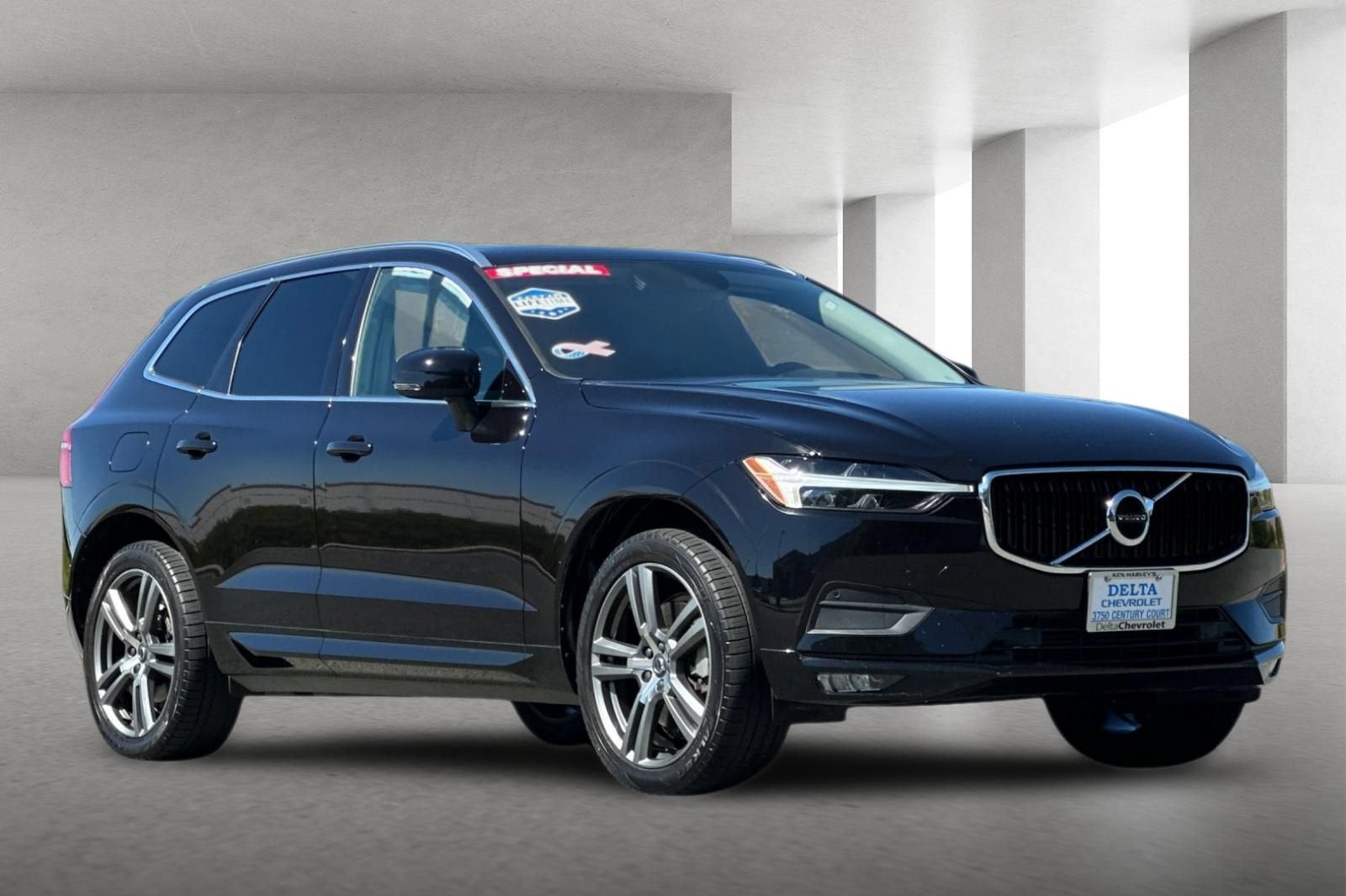 2021 Volvo XC60 Momentum in Other — front three-quarter view